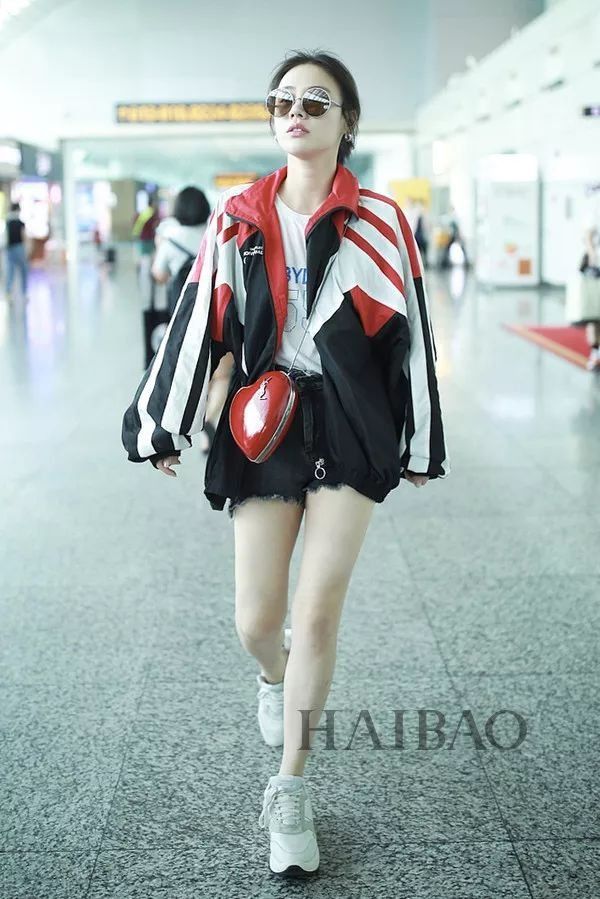 瘦回巅峰的赵薇年轻10岁!白百何这脸是怎么了?【海报街拍】