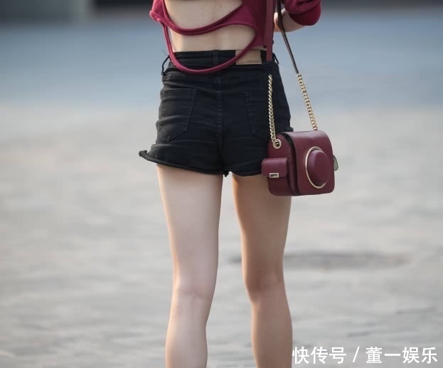 小姐姐的上衣是红色的运动长袖,这样的上衣展现出小姐姐健美的身