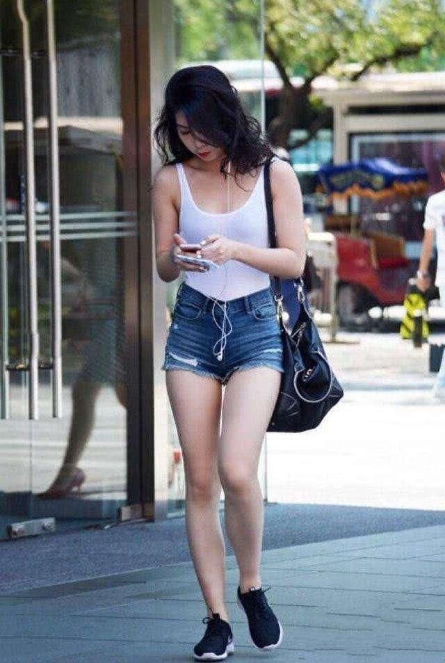 身材略显丰满的小姐姐，一身白色装扮美腿动人，更加迷人!