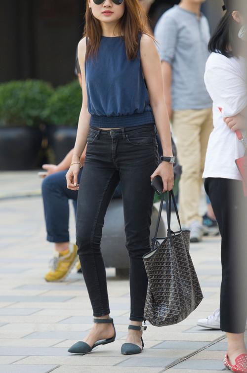 街拍联盟:紧身牛仔裤墨镜美女,腿是真细呀