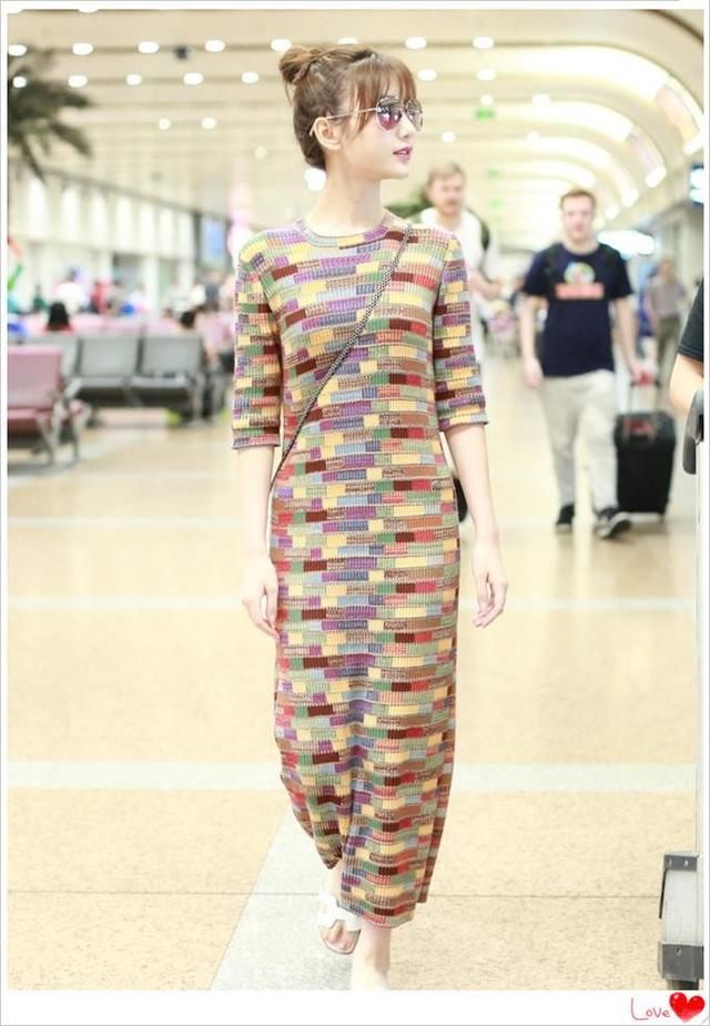 毛晓彤的气质果然不是吹的!80年代格纹裙也能穿出时髦感，就服你