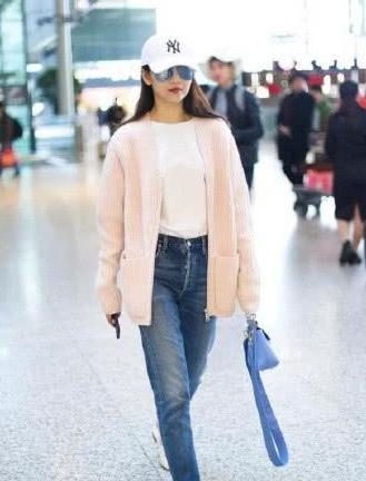 厉害了，王鸥穿着粉色外套现身机场，干练清爽造型尽显少女感