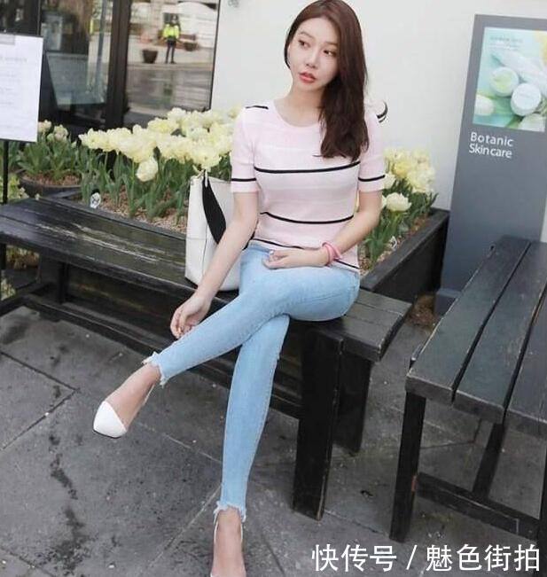 路人街拍，包臀裙，大长腿，你说这个姿势美不美