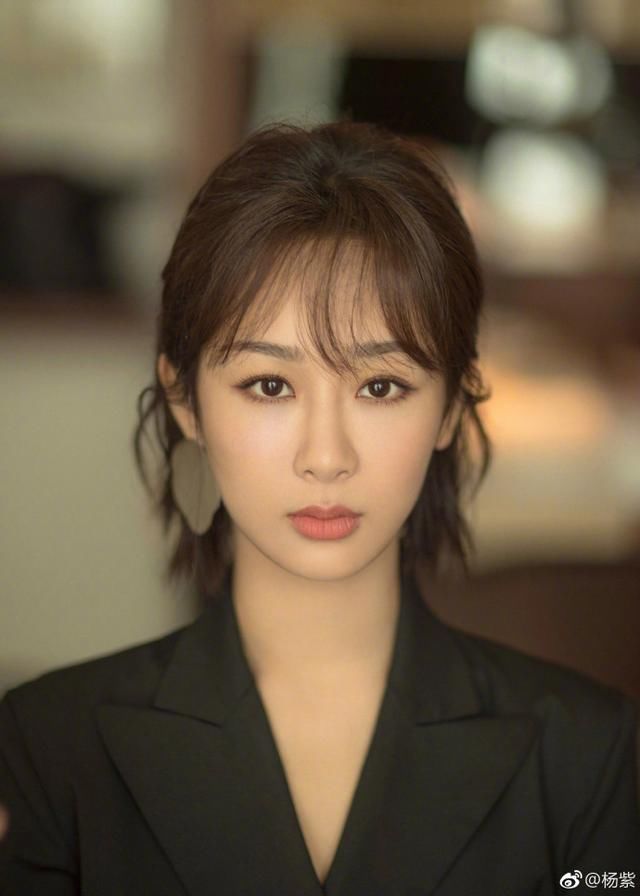 杨紫长发到短发的蜕变，发文：曾经长发的我！粉丝却劝她穿好衣服