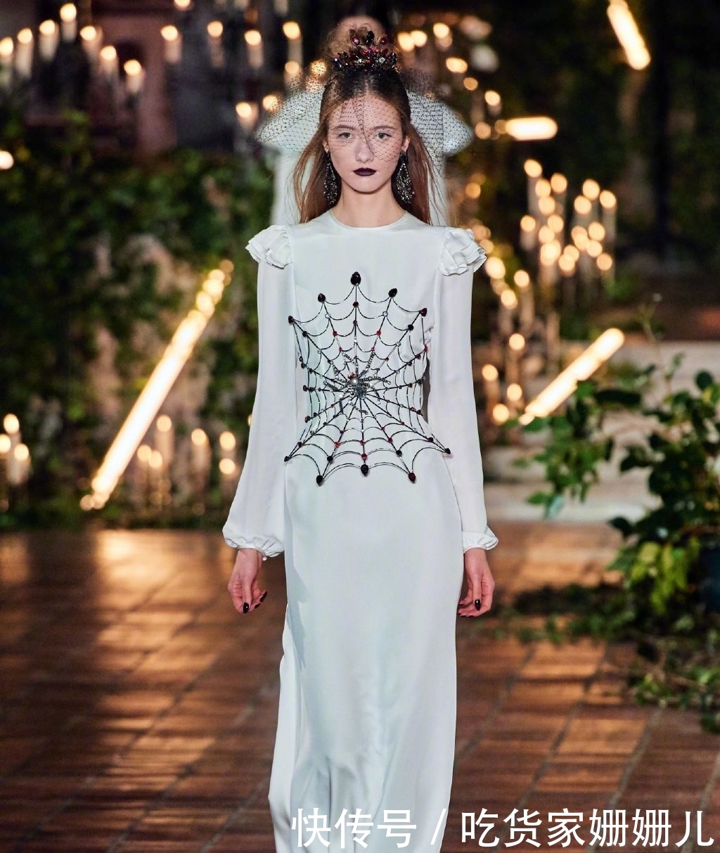  感觉：Rodarte 2020秋冬系列，经典吸血时尚又复古，复古黑暗且不失浪漫