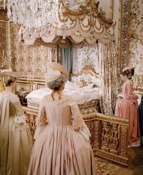 她是凡尔赛宫的点缀，也是女神裙上的珠光