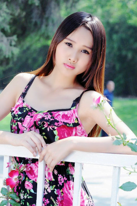 公园里一个青涩美丽的碎花裙装姑娘