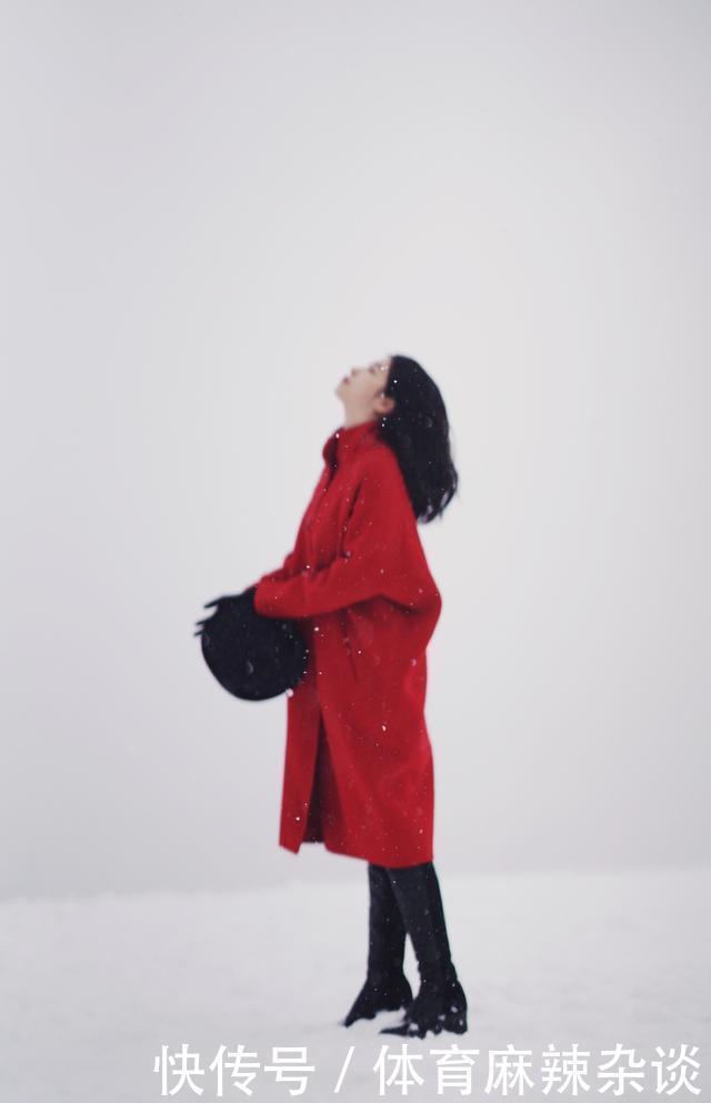 『气质』三木白雪中穿红大衣好惊艳,会穿搭的女人太有气质,优雅本人!
