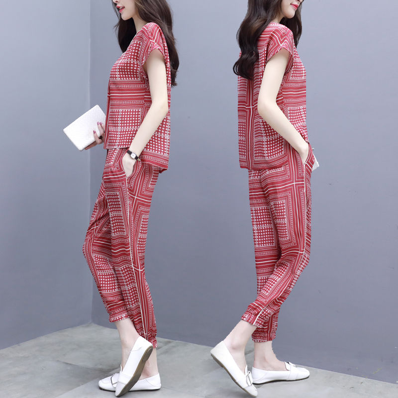 70后老婆太会装嫩啦!穿这休闲装+小白鞋，简直比少女还漂亮