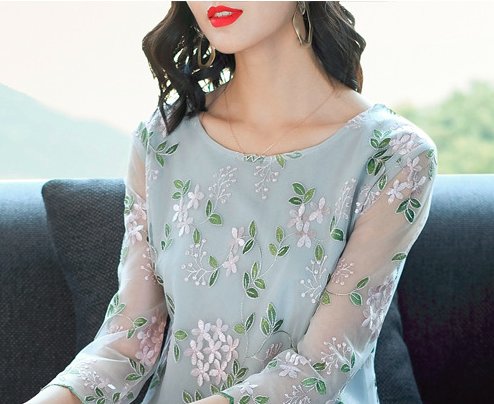 立秋后，45岁老婆买秋装约会穿，上身显瘦显嫩，看着就像小姑娘