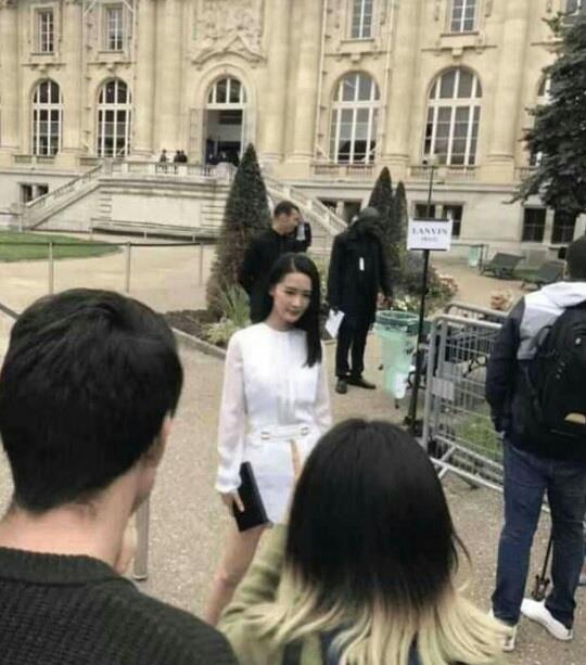 国外偶遇李沁,离开了ps的她,素颜是这样