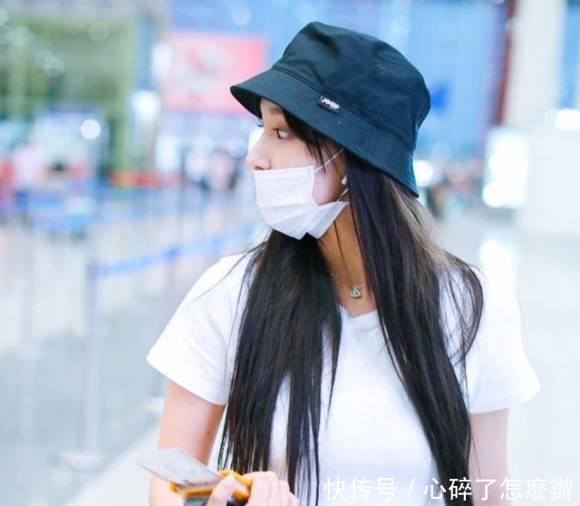 程潇为显身材真是拼，把白T“剪”一半，性感指数立马上升！