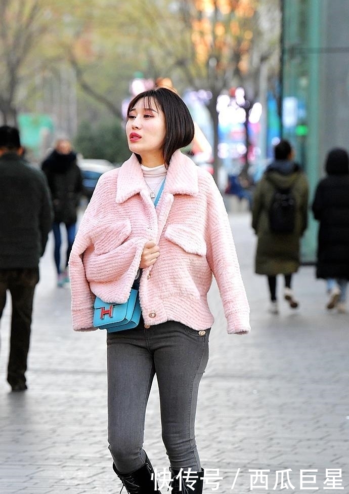【凸显】街拍:穿真皮高筒靴的美女,更加凸显好衣品