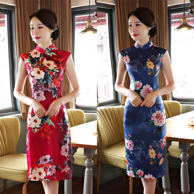 身材好的70女人，别穿毛衣裙，穿秋季旗袍，举手投足都无比迷人