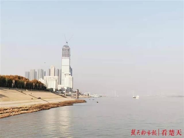  同期|长江武汉段水位12年来同期最低，海事调集拖轮到重点水域24