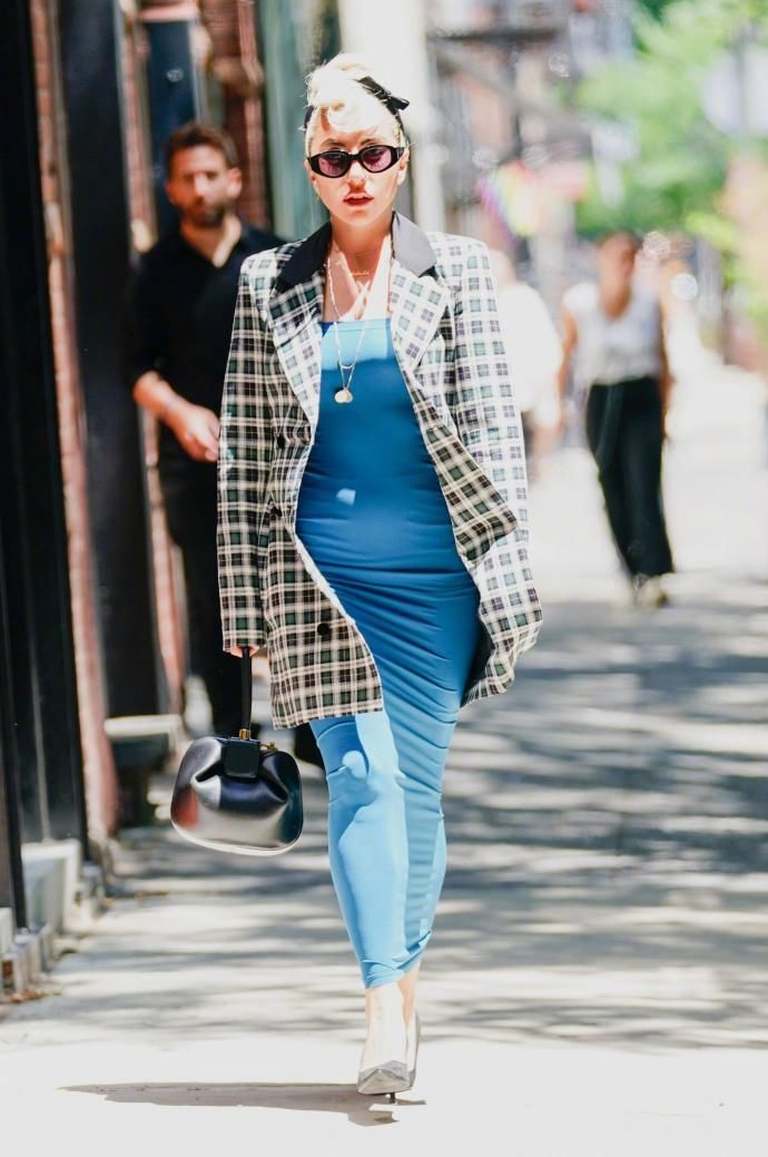 组图:Lady Gaga墨镜遮面变职场女强人 穿紧身包臀裙身材凹凸有致