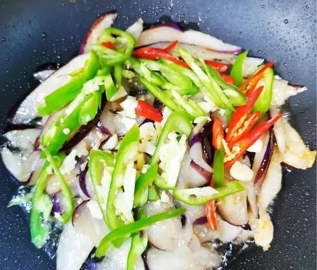 『色香味』红烧茄子,这样做拿肉不换,色香味俱全
