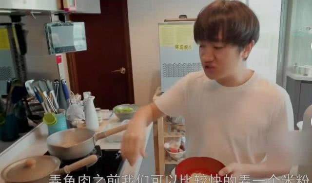  「加上」王祖蓝顺毛好帅气！白T配长裤嫩成小鲜肉，奶爸颜值狂飙不敢认