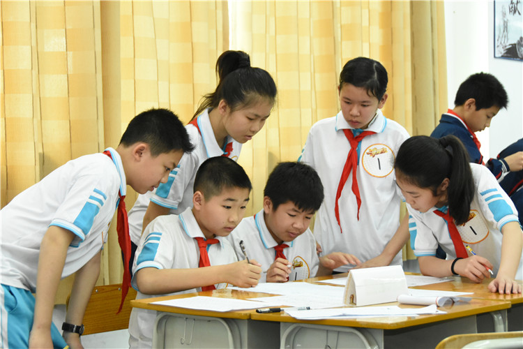 180名小学生PK英语词汇 同台竞技一拼到底