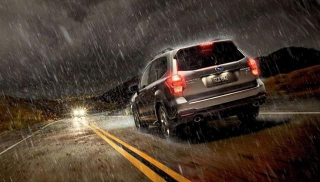  【雨天】老司机雨天跑高速为什么都这么做？新手学着点，单安全