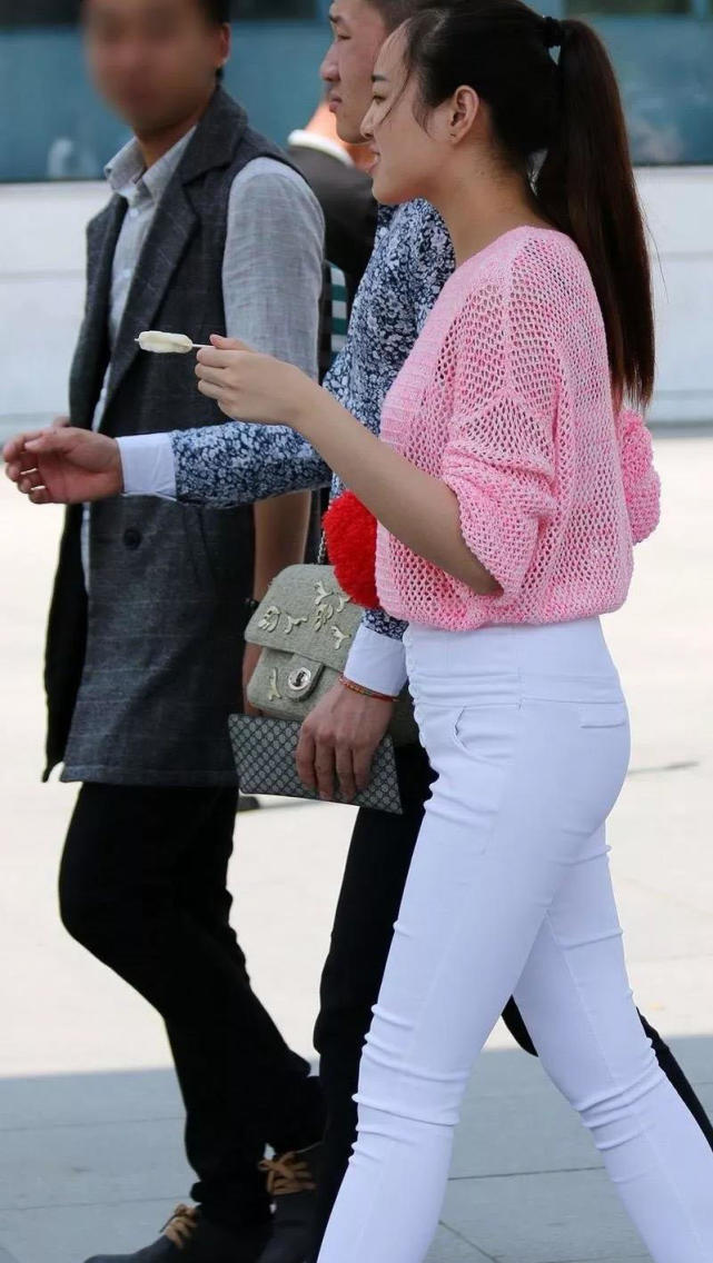 漂亮小姐姐一穿上白色紧身裤,爆表的性感,满满的清爽