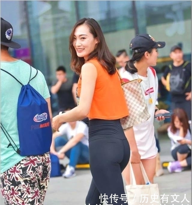 『紧身』街拍橙色背心搭配紧身运动裤,人群中很显眼