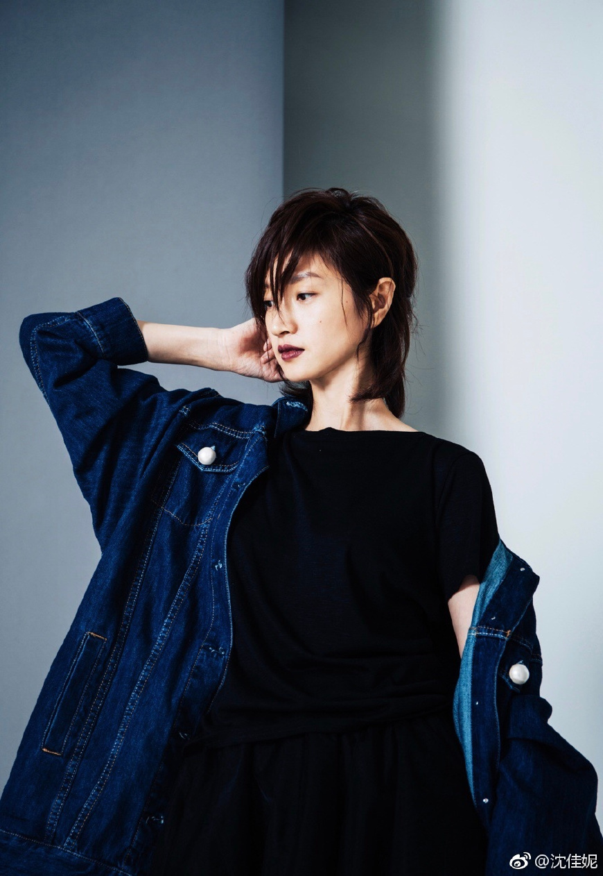 沈佳妮身穿开叉长裙端庄优雅，尽秀大长腿，网友：朱亚文好眼光！