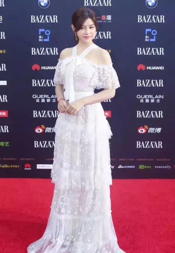 陈妍希产后现身，穿白裙混搭“毛球鞋”超美，嫁对人可真幸福啊!