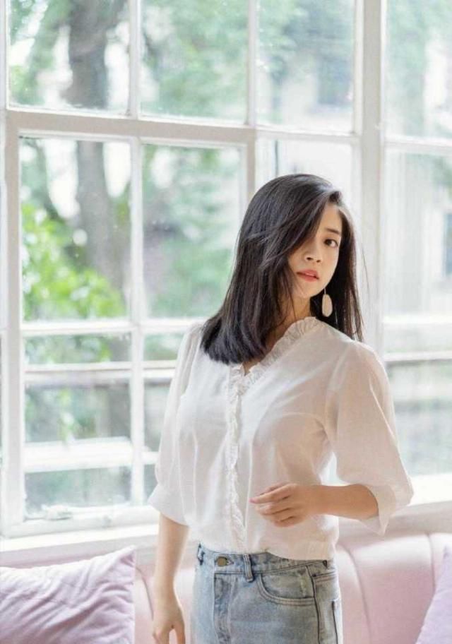  『十足』三木女神范十足，白衬衫搭配牛仔裤高级大气，贵气感十足
