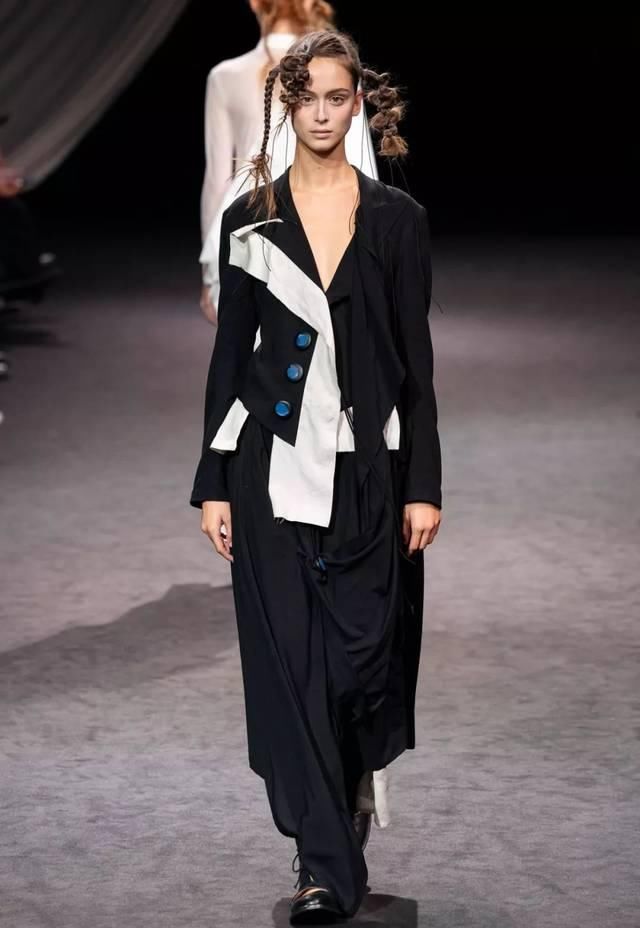  时装秀：Yohji Yamamoto 2020 春夏时装秀：山本耀司的黑色诗意想象