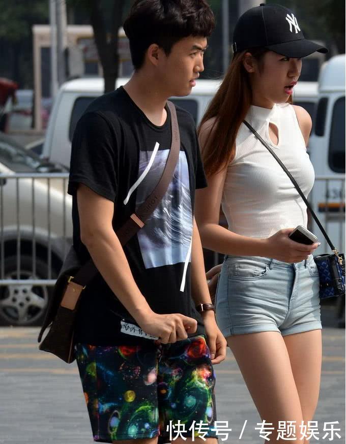 时髦小姐姐热裤修身穿搭，大长腿美出天际，网友：哥哥好福气啊