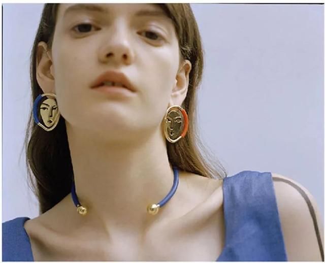 有一种“极简主义”，把女人的身体戴在耳朵上