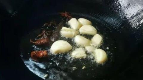 有人说炝锅的大蒜可能会引起癌症？这种说法科学吗？