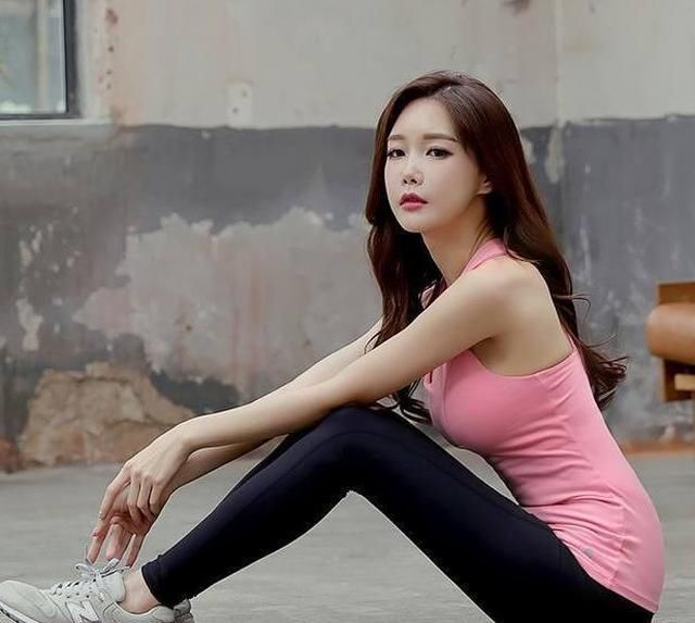  『漂亮』简单装扮的打底裤美女，年轻又漂亮，尽显凹凸身姿！