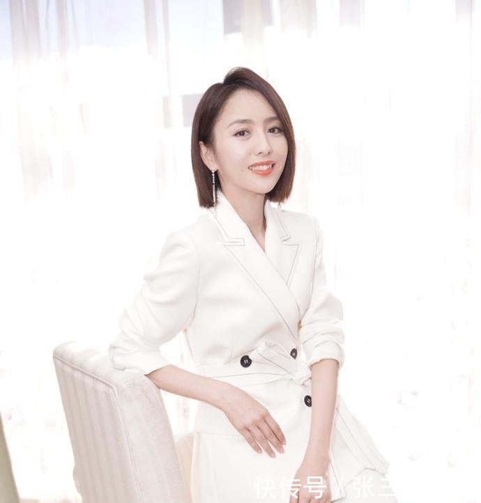 佟丽娅越来越会穿了! 圆领大衣配牛仔裤, 网友: 冬天就你美的不一