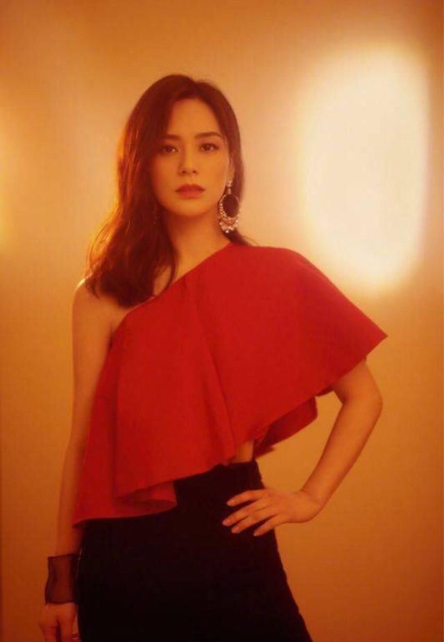 阿娇一袭红色上衣，气质满分，这周福利贴你心动了吗？