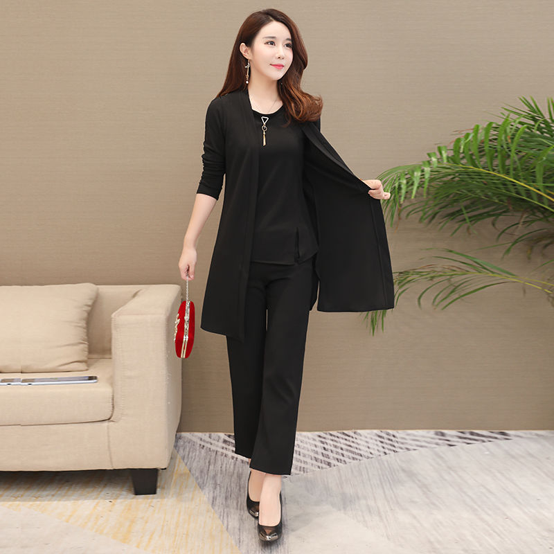 太美了!难怪妈妈不穿裙，穿上新出炉的气质套装，美的不像中年人