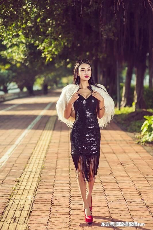 街拍：图1卡戴珊尴尬，横条纹的褶皱感显胯大！图2超薄丝袜美女