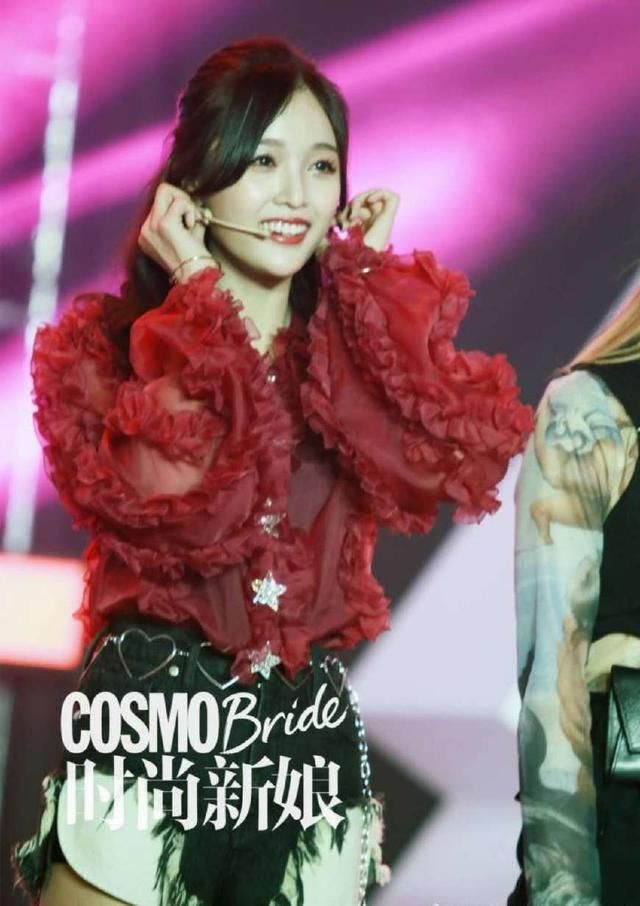 吴宣仪终于栽了!三角形短裤露出安全裤就算了,白色的又是啥?