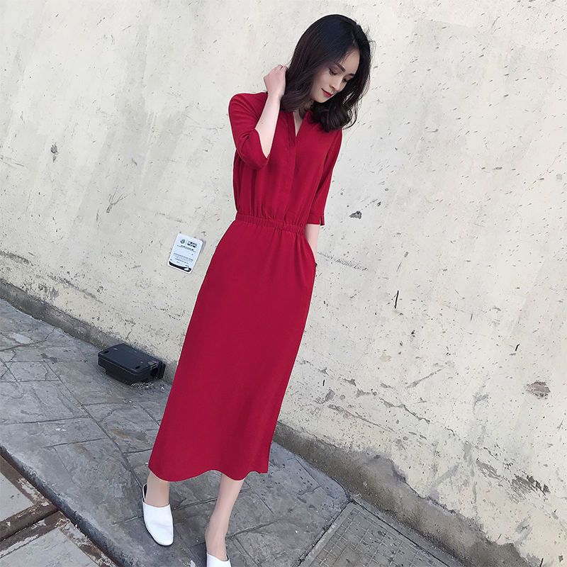 有种“胭脂红裙”，70后穿显嫩，80后穿优雅!美的很有味道