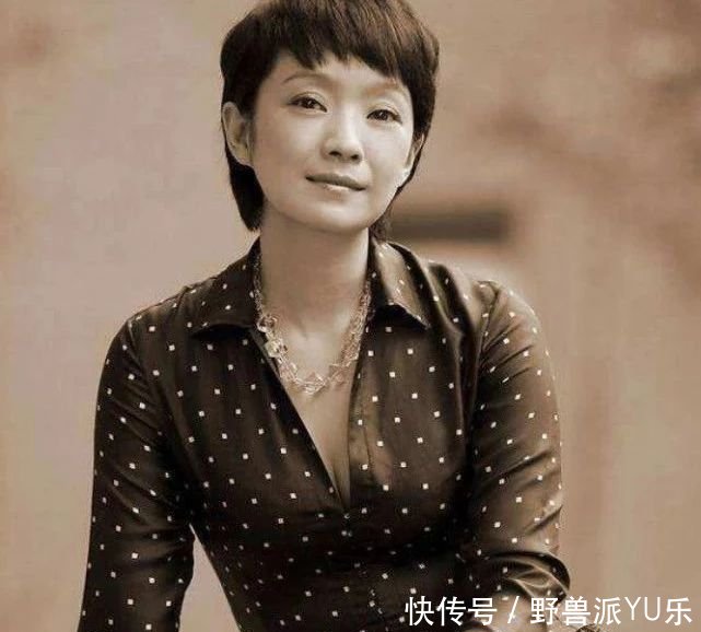  『前夫』她离婚获得24亿分手费，二婚嫁给张嘉译，如今50岁被宠成公主