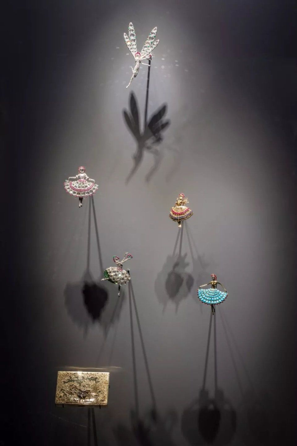 传奇| 八段婚姻和盛世美颜不是重点，她的珠宝才让人大开眼界