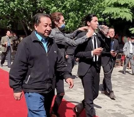  『有人』当吴亦凡遇到姜昆：一个喝水有人伺候，一个穿着低调像工作人员