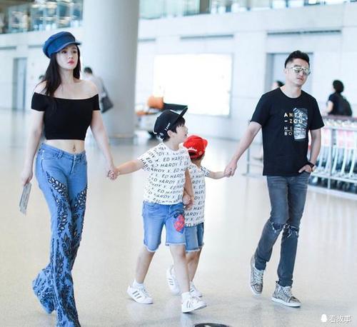 冉莹颖真拼,这样的身材却敢穿紧身露脐装,带娃这样穿合适吗?