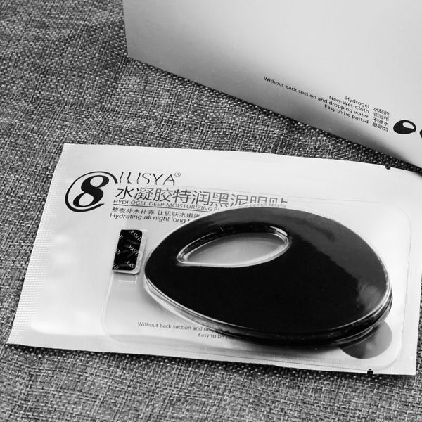 药铺10块多一管的软膏,睡前用来擦眼部,对修复眼袋皱纹很有效