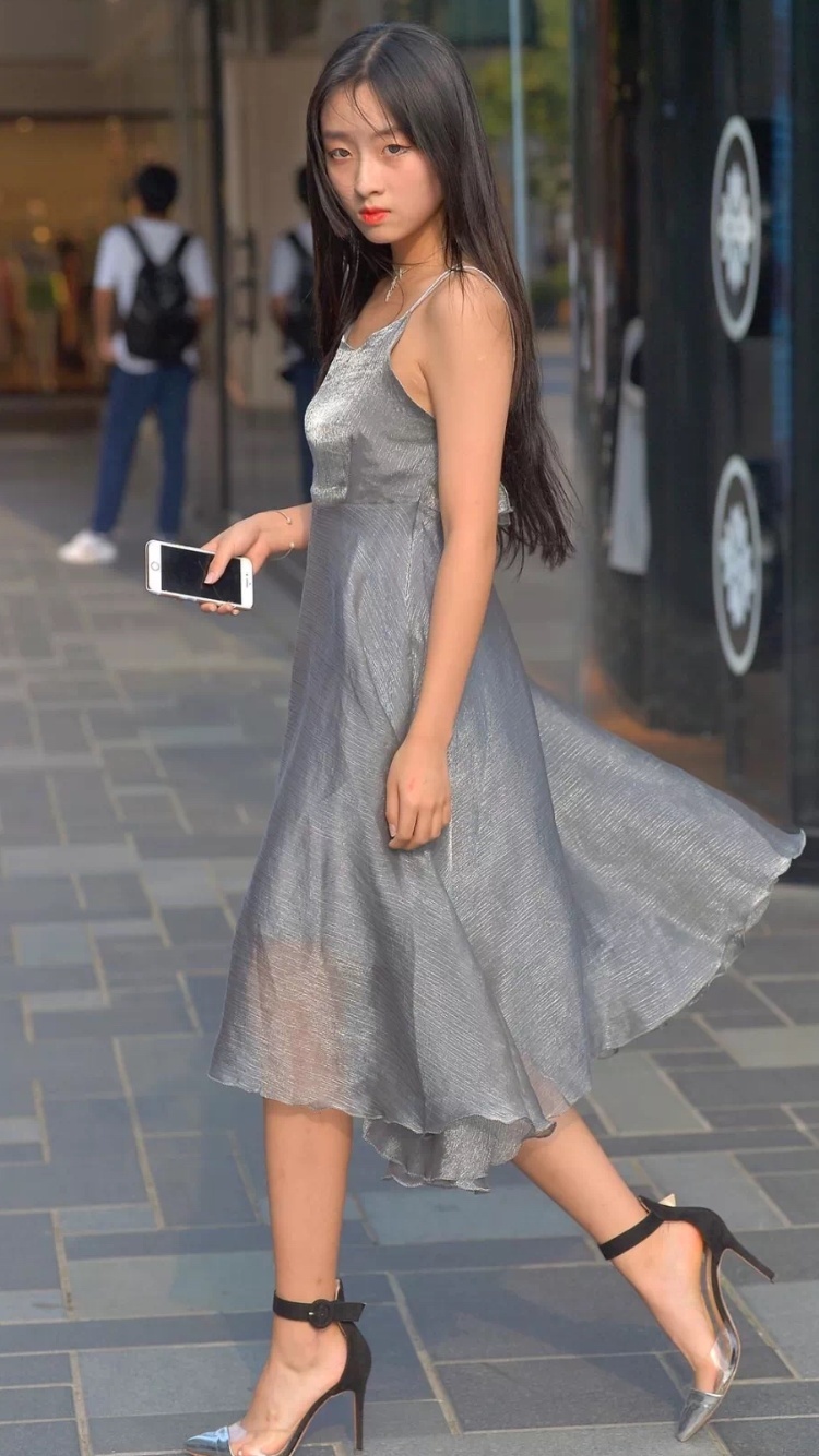 街拍:穿短裤的小姐姐充满了迷人的气息,凸显十足女人风情!