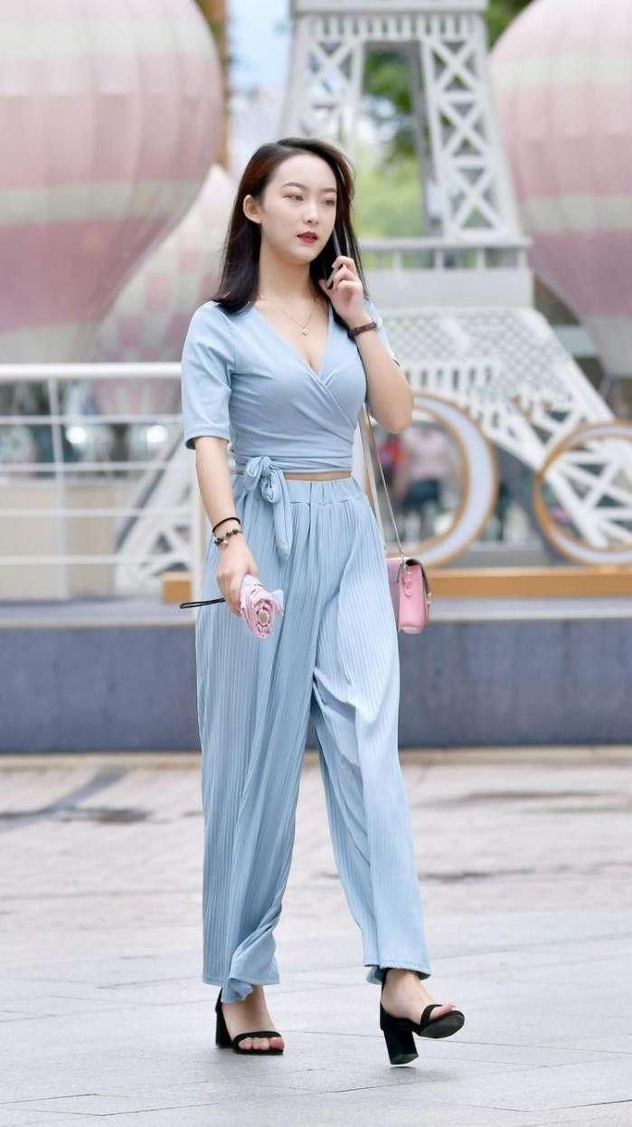 街拍:工作中的女人也很美，认真起来的样子充满魅力!