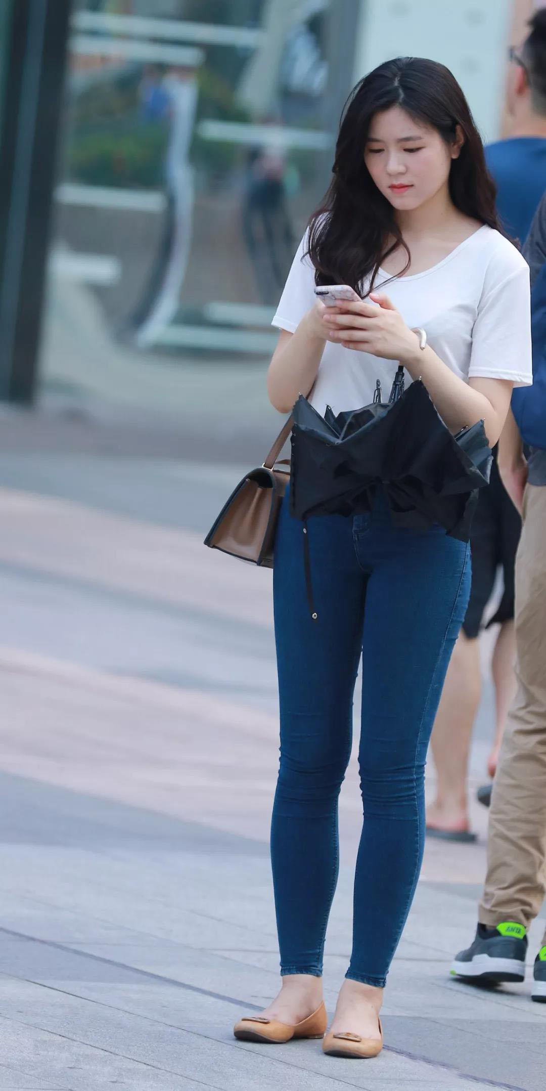 性感女神的风情万种,其实只需一件普通的紧身牛仔裤就足够了