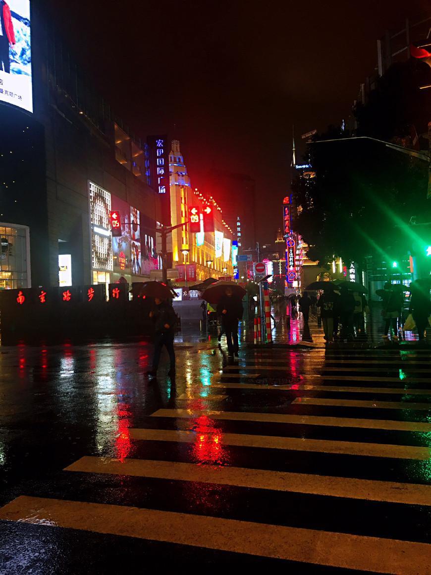 魔都—上海 雨中的外滩夜景