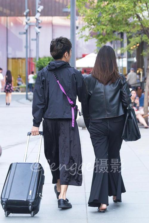 街拍：穿皮夹克、喇叭裤的美女，一身黑衣真拉风